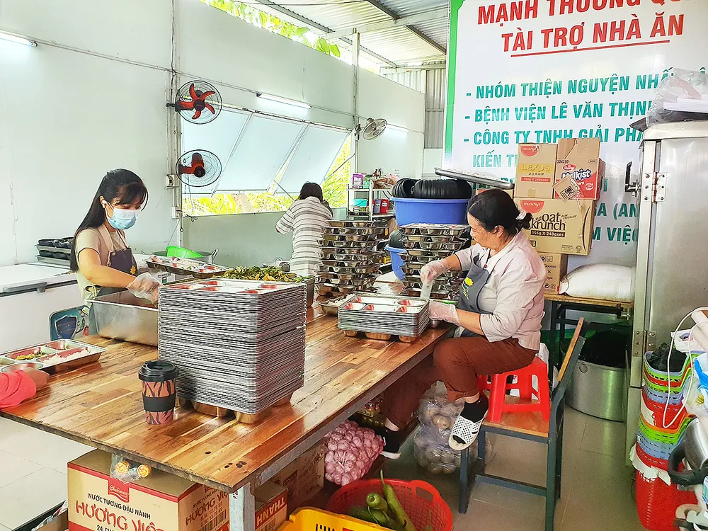 Các cô chú làm công việc thiện nguyện đang chuẩn bị bữa ăn trưa tại Nhà ăn Hạnh phúc, Bệnh viện Lê Văn Thịnh