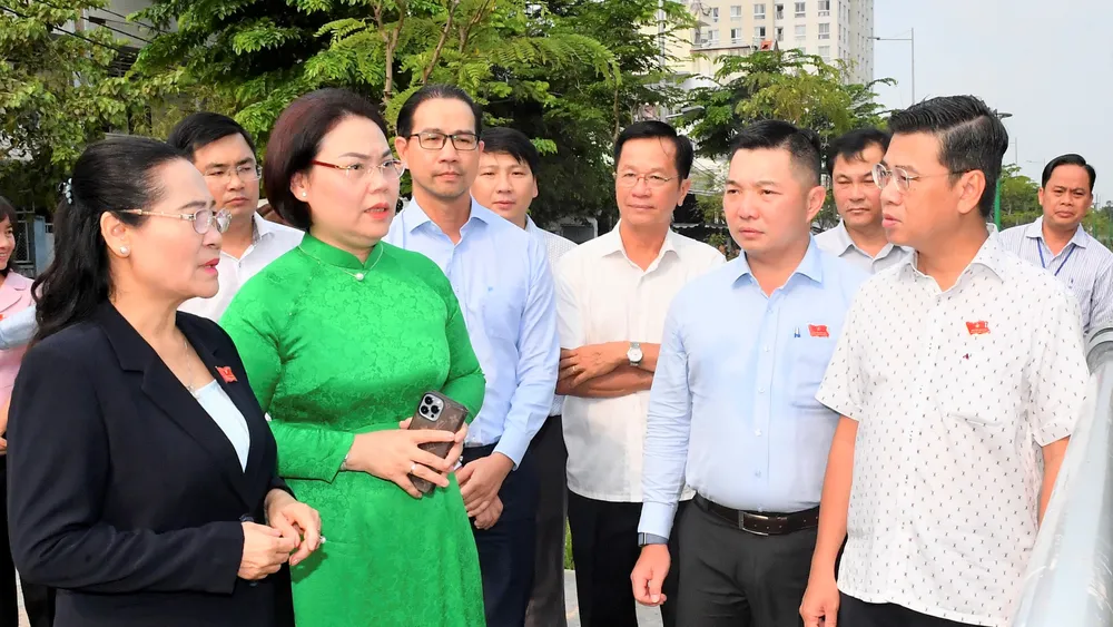 Đồng chí Nguyễn Thị Lệ cùng đoàn giám sát dự án kênh Hàng Bàng. Ảnh: VIỆT DŨNG