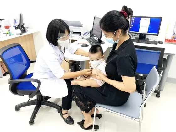 Do đại dịch bùng phát, hoạt động tiêm chủng cho trẻ em bị gián đoạn