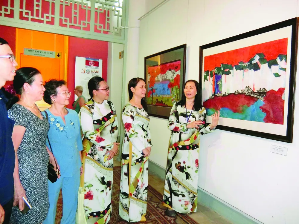 Khách tham quan Bảo tàng Mỹ thuật TPHCM - Di tích kiến trúc nghệ thuật cấp thành phố