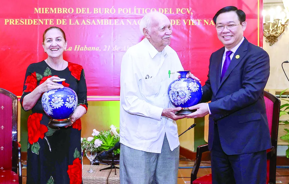 Chủ tịch Quốc hội Vương Đình Huệ trao quà lưu niệm tặng Hội hữu nghị Cuba - Việt Nam. Ảnh: TTXVN