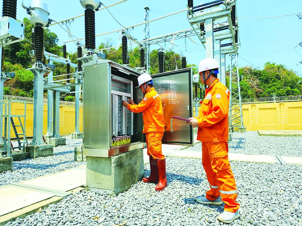 Nhân viên EVN kiểm tra vận hành lưới điện Nhân viên EVN kiểm tra vận hành lưới điện