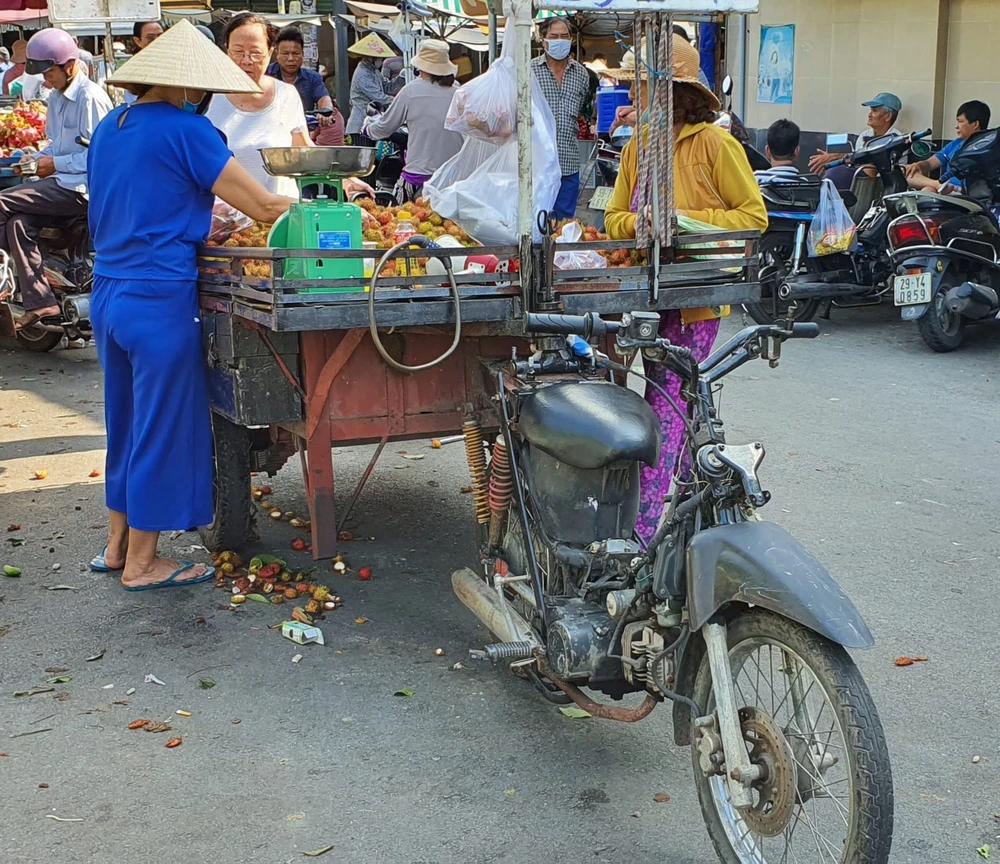  Xe cũ nát được người dân tự chế, cơi nới thêm thùng để vận chuyển hàng hóa 