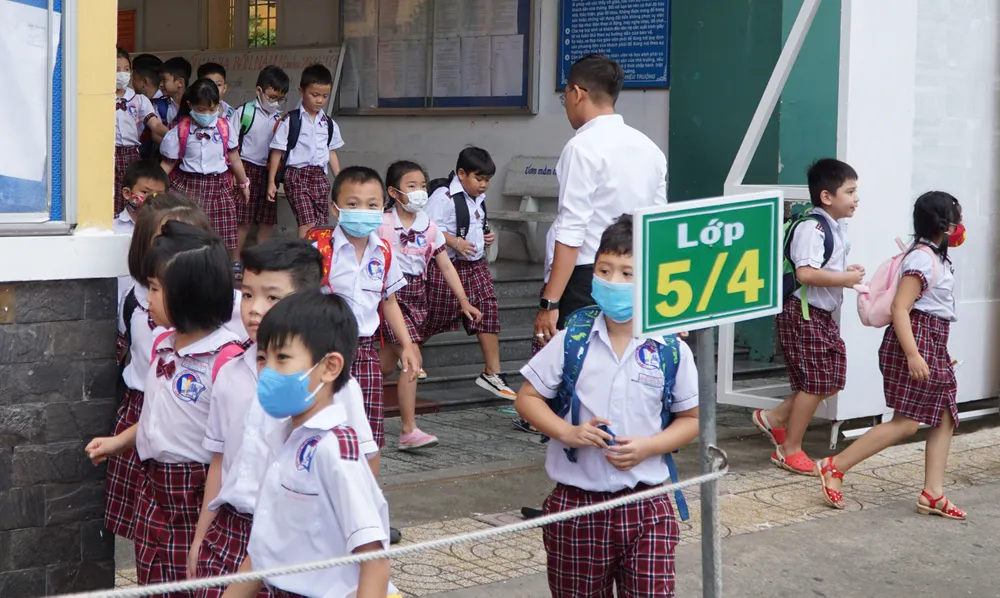 Học sinh Trường Tiểu học Đặng Thùy Trâm (quận 7, TPHCM) tan trường. Ảnh: HOÀNG HÙNG Học sinh Trường Tiểu học Đặng Thùy Trâm (quận 7, TPHCM) tan trường. Ảnh: HOÀNG HÙNG