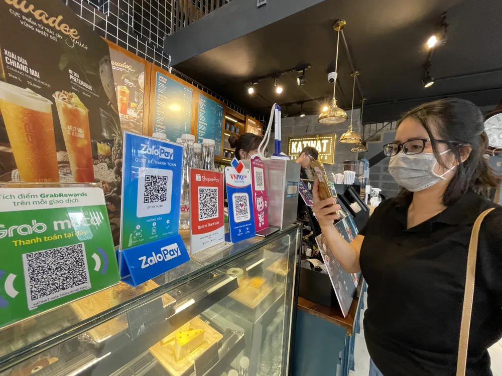 Thanh toán điện tử tại cửa hàng thực phẩm quận 5, TPHCM. Ảnh: HOÀNG HÙNG Thanh toán điện tử tại cửa hàng thực phẩm quận 5, TPHCM. Ảnh: HOÀNG HÙNG