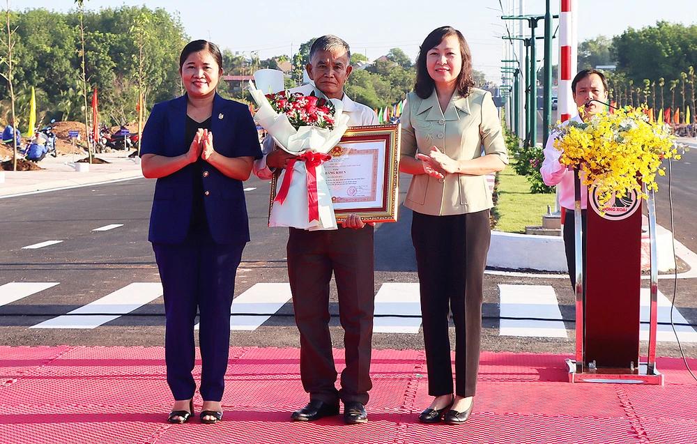 Lãnh đạo tỉnh Bình Phước trao bằng khen của Thủ tướng Chính phủ đến ông Nguyễn Hữu Đây (ngụ TP Đồng Xoài)