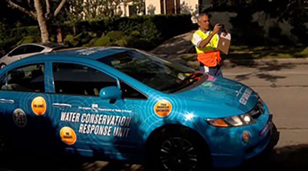 Nhân viên tuần tra quay phim khi phát hiện các trường hợp vi phạm về sử dụng nước Nhân viên tuần tra quay phim khi phát hiện các trường hợp vi phạm về sử dụng nước