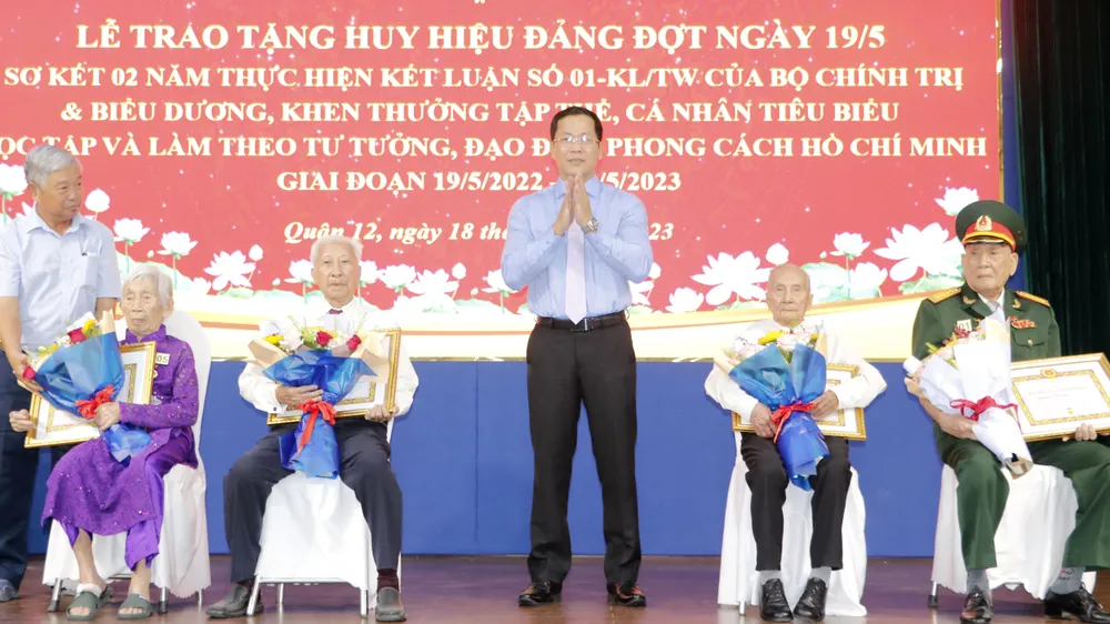 Bí thư Quận ủy quận 12 Trần Hoàng Danh trao tặng Huy hiệu Đảng cho các đảng viên