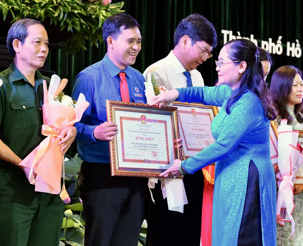 Đồng chí Nguyễn Thị Lệ tặng bằng khen cho các điển hình xuất sắc tại buổi lễ. Ảnh: VIỆT DŨNG Đồng chí Nguyễn Thị Lệ tặng bằng khen cho các điển hình xuất sắc tại buổi lễ. Ảnh: VIỆT DŨNG