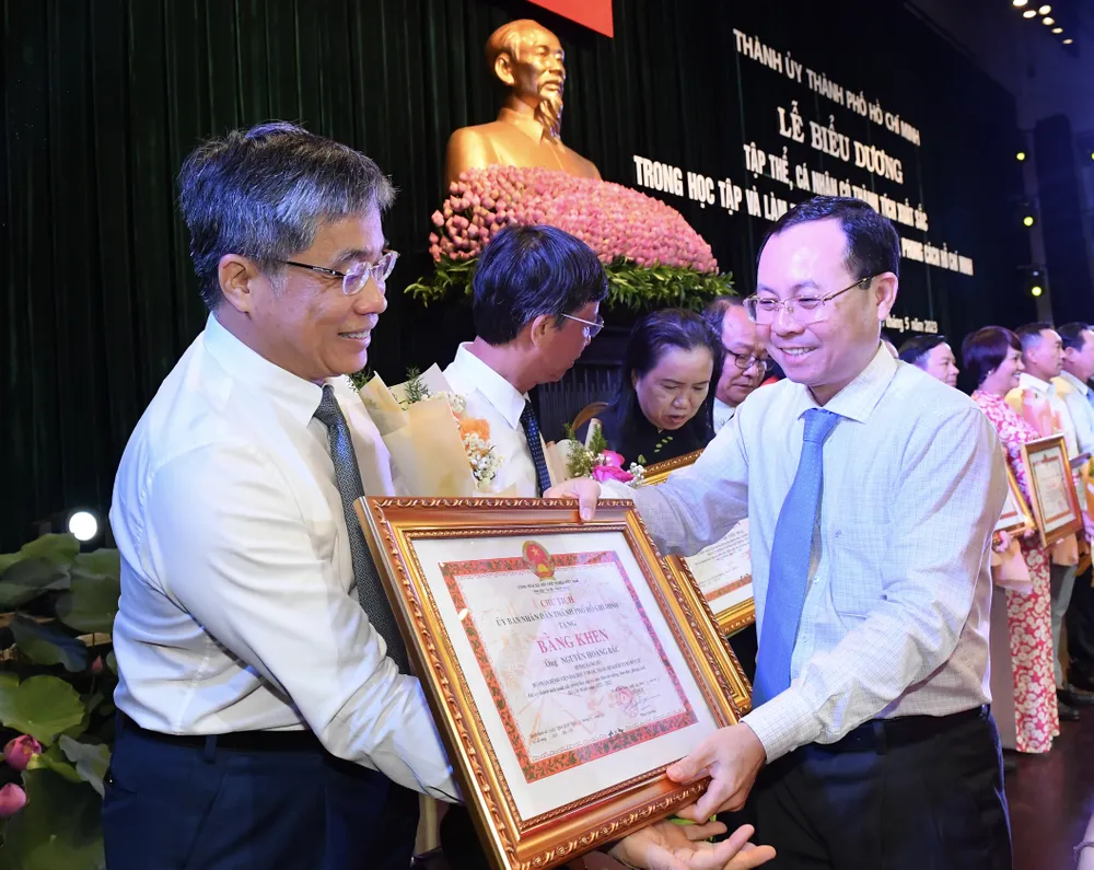 Đồng chí Nguyễn Văn Hiếu tặng bằng khen cho các điển hình xuất sắc tại buổi lễ. Ảnh: VIỆT DŨNG Đồng chí Nguyễn Văn Hiếu tặng bằng khen cho các điển hình xuất sắc tại buổi lễ. Ảnh: VIỆT DŨNG