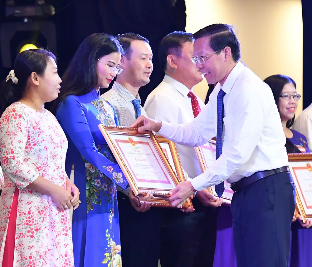 Đồng chí Phan Văn Mãi tặng bằng khen cho các điển hình xuất sắc tại buổi lễ. Ảnh: VIỆT DŨNG Đồng chí Phan Văn Mãi tặng bằng khen cho các điển hình xuất sắc tại buổi lễ. Ảnh: VIỆT DŨNG