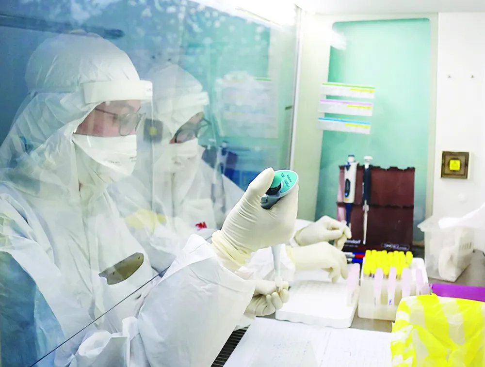 Nhân viên y tế thực hiện xét nghiệm PCR cho người bệnh tại Bệnh viện Đại học Y dược TPHCM. Ảnh: HOÀNG HÙNG Nhân viên y tế thực hiện xét nghiệm PCR cho người bệnh tại Bệnh viện Đại học Y dược TPHCM. Ảnh: HOÀNG HÙNG