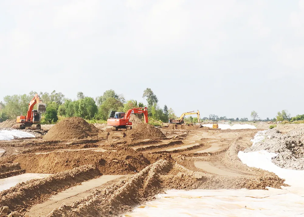 Thi công gói thầu XL 03, đoạn qua ấp Xóm Sở, xã Hồ Thị Kỷ,huyện Thới Bình, tỉnh Cà Mau. Ảnh: TẤN THÁI