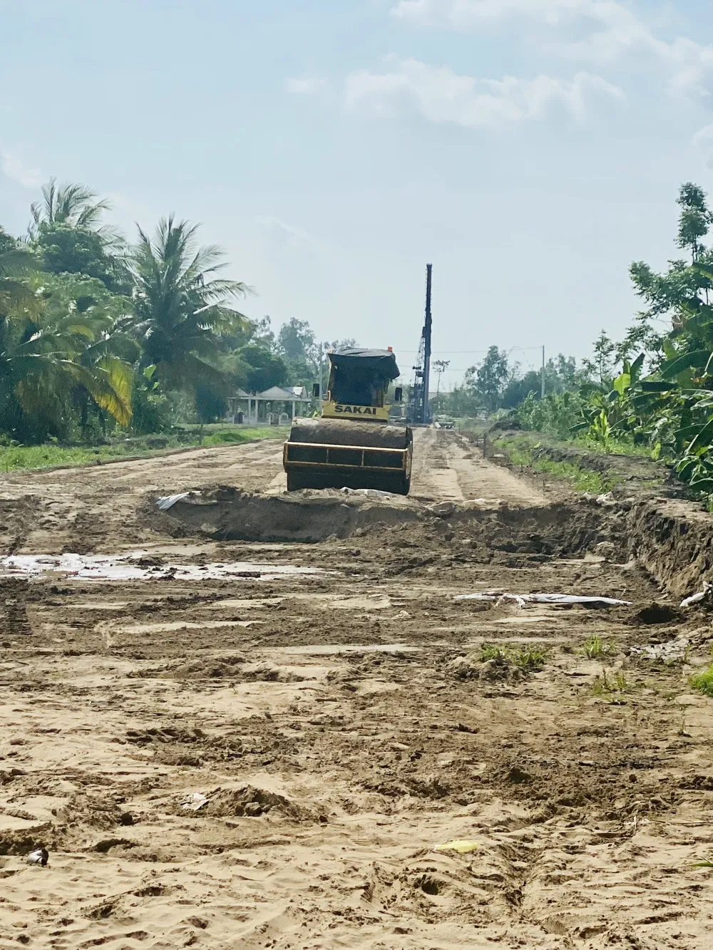 Công trình đường cao tốc Bắc - Nam đang dần hình thành trên địa bàn huyện Phụng Hiệp, tỉnh Hậu Giang. Ảnh: VĨNH TƯỜNG