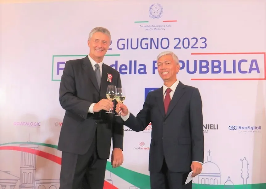 Phó Chủ tịch UBND TPHCM Võ Văn Hoan và Tổng Lãnh sự Italia tại TPHCM Enrico Padula tại lễ kỷ niệm Phó Chủ tịch UBND TPHCM Võ Văn Hoan và Tổng Lãnh sự Italia tại TPHCM Enrico Padula tại lễ kỷ niệm
