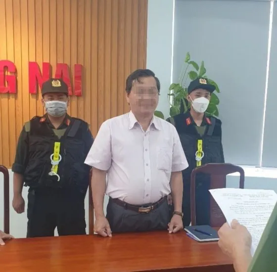 Công an tỉnh Đồng Nai đọc lệnh bắt ông Trần Minh Hùng Công an tỉnh Đồng Nai đọc lệnh bắt ông Trần Minh Hùng