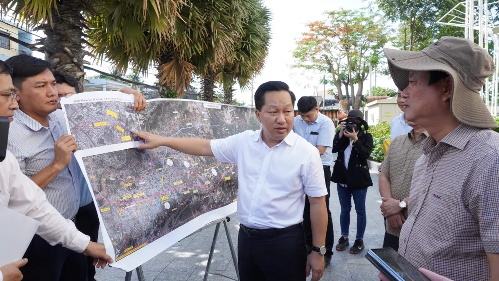Đoàn công tác xem bản đồ kết nối các dự án giao thông