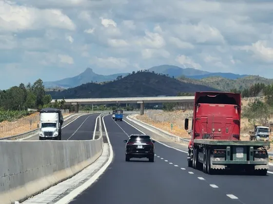 Cao tốc Phan Thiết - Dầu Giây vừa đưa vào sử dụng đã thu hút đông xe cộ lưu thông Cao tốc Phan Thiết - Dầu Giây vừa đưa vào sử dụng đã thu hút đông xe cộ lưu thông