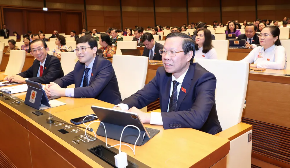 Các đại biểu Quốc hội bấm nút thông qua các nghị quyết. Ảnh: QUANG PHÚC