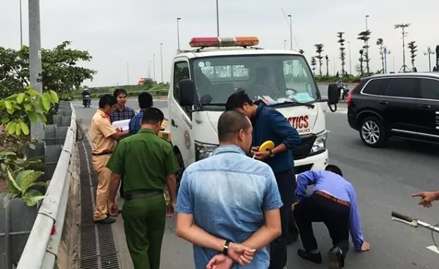  Lực lượng chức năng đang tiến hành khám nghiệm hiện trường vụ TNGT giữa ô tô và người đi bộ làm 3 phụ nữ thương vong