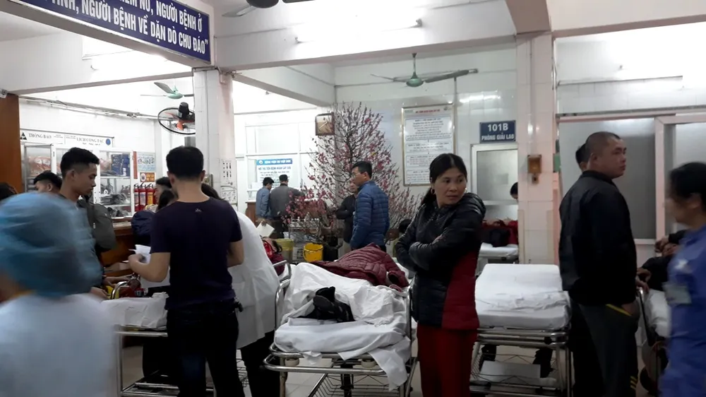 Pháo nổ làm hàng trăm người cấp cứu ảnh 2 Pháo nổ làm hàng trăm người cấp cứu ảnh 2