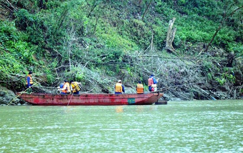 Lực lượng chức năng tỉnh Lào Cai tiến hành tìm kiếm các công nhân bị đuối nước và mất tích trên sông Hồng đoạn chảy qua huyện Bát Xát