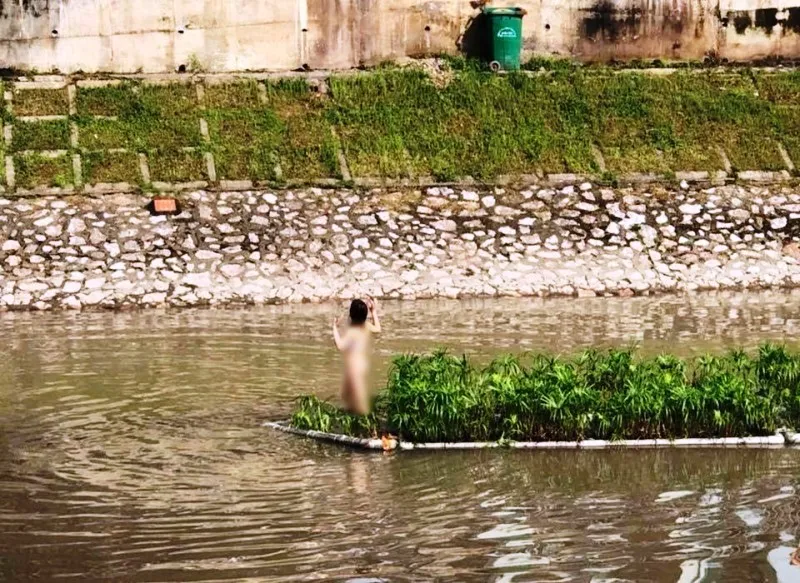 Xác định được cô gái khỏa thân nhảy múa giữa sông Tô Lịch ảnh 1 Xác định được cô gái khỏa thân nhảy múa giữa sông Tô Lịch ảnh 1