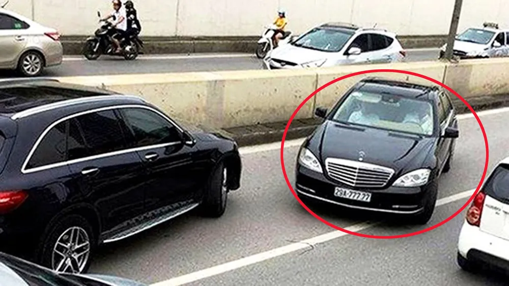 Phạt tài xế xe Mercedes biển “ngũ quý 7” đi ngược chiều trong hầm Kim Liên ảnh 1 Phạt tài xế xe Mercedes biển “ngũ quý 7” đi ngược chiều trong hầm Kim Liên ảnh 1