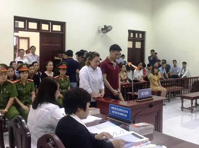 Bố đẻ- mẹ kế đánh dập dã man con trai 10 tuổi bị phạt hơn 11 năm tù ảnh 2 Bố đẻ- mẹ kế đánh dập dã man con trai 10 tuổi bị phạt hơn 11 năm tù ảnh 2