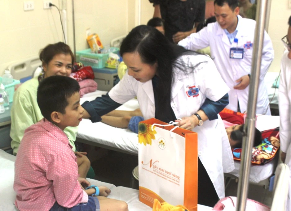 Tặng quà Trung thu cho 90 bệnh nhi ung thư ảnh 1 Tặng quà Trung thu cho 90 bệnh nhi ung thư ảnh 1