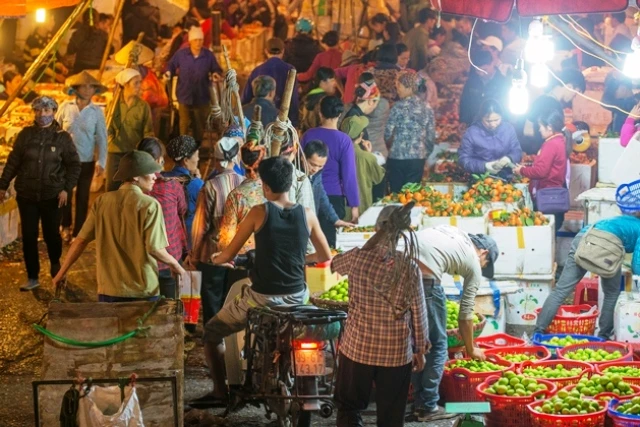 Khởi tố, tạm giam 3 kẻ cưỡng đoạt tài sản ở chợ Long Biên ảnh 1 Khởi tố, tạm giam 3 kẻ cưỡng đoạt tài sản ở chợ Long Biên ảnh 1