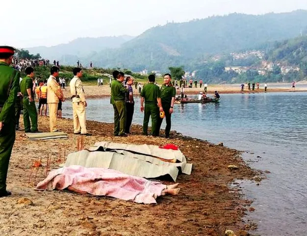 Kinh hoàng một buổi chiều 8 trẻ nhỏ chết đuối trên sông Đà ảnh 3 Kinh hoàng một buổi chiều 8 trẻ nhỏ chết đuối trên sông Đà ảnh 3