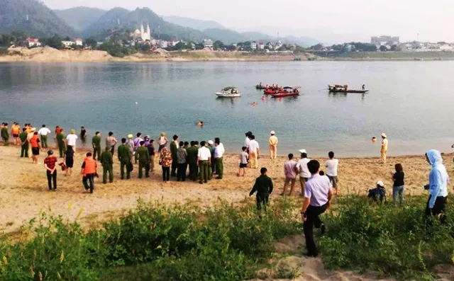 Kinh hoàng một buổi chiều 8 trẻ nhỏ chết đuối trên sông Đà ảnh 2 Kinh hoàng một buổi chiều 8 trẻ nhỏ chết đuối trên sông Đà ảnh 2