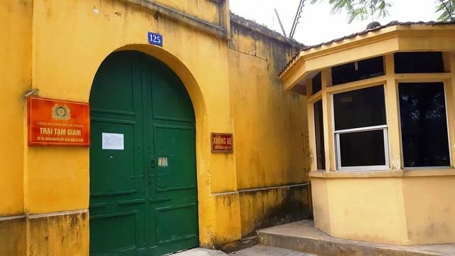 Bắt quản giáo tuồn điện thoại vào buồng giam, thu cước "cắt cổ" ảnh 1 Bắt quản giáo tuồn điện thoại vào buồng giam, thu cước "cắt cổ" ảnh 1