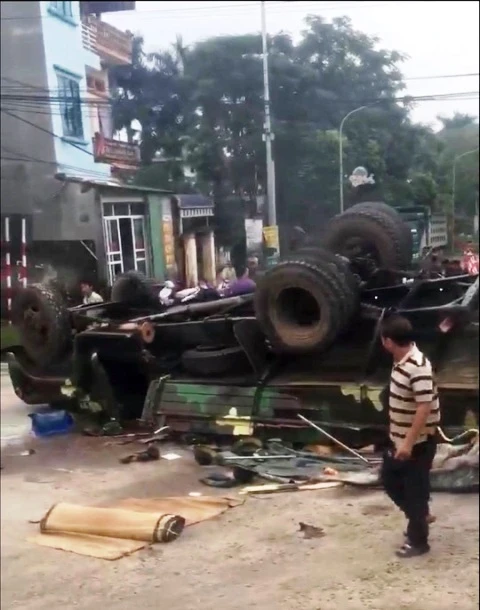 Xe tải chở bộ đội bị lật, nhiều chiến sĩ bị thương ảnh 1 Xe tải chở bộ đội bị lật, nhiều chiến sĩ bị thương ảnh 1