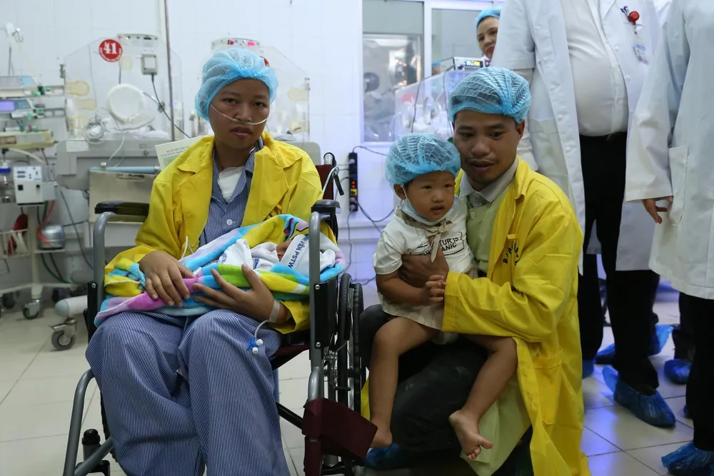 Nghẹn ngào giây phút người mẹ ung thư di căn ôm con trai bé bỏng! ảnh 4 Nghẹn ngào giây phút người mẹ ung thư di căn ôm con trai bé bỏng! ảnh 4