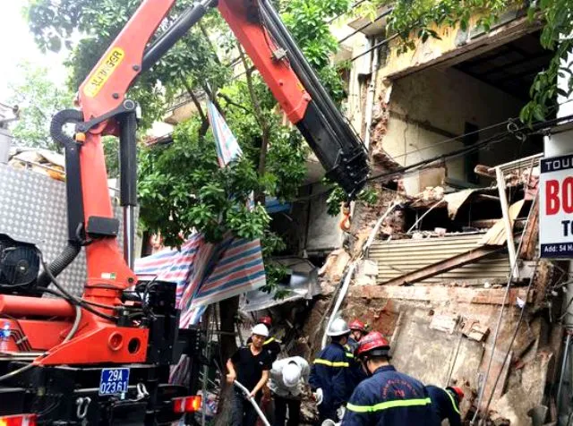 Nhà 2 tầng ở phố cổ Hà Nội đổ sập lúc sáng sớm ảnh 7