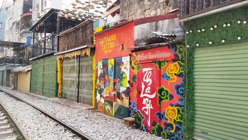 Sáng nay 10-10, cà phê đường tàu ở Hà Nội “vắng như chùa Bà Đanh” ảnh 2