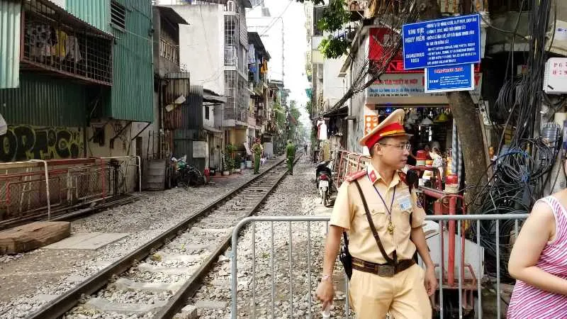Sáng nay 10-10, cà phê đường tàu ở Hà Nội “vắng như chùa Bà Đanh” ảnh 6