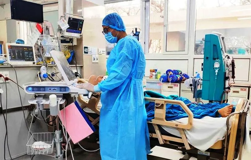 Điều trị tích cực cho một bệnh nhân Covid-19 tại Bệnh viện Bệnh nhiệt đới Trung ương