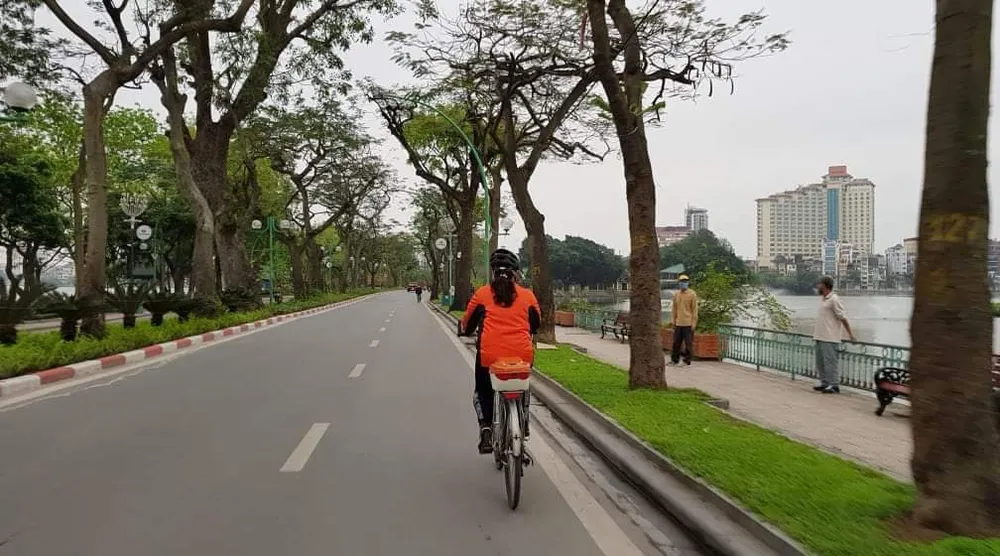 Ngày đầu thực hiện cách ly toàn xã hội - đường phố Hà Nội không vắng bóng người ảnh 4