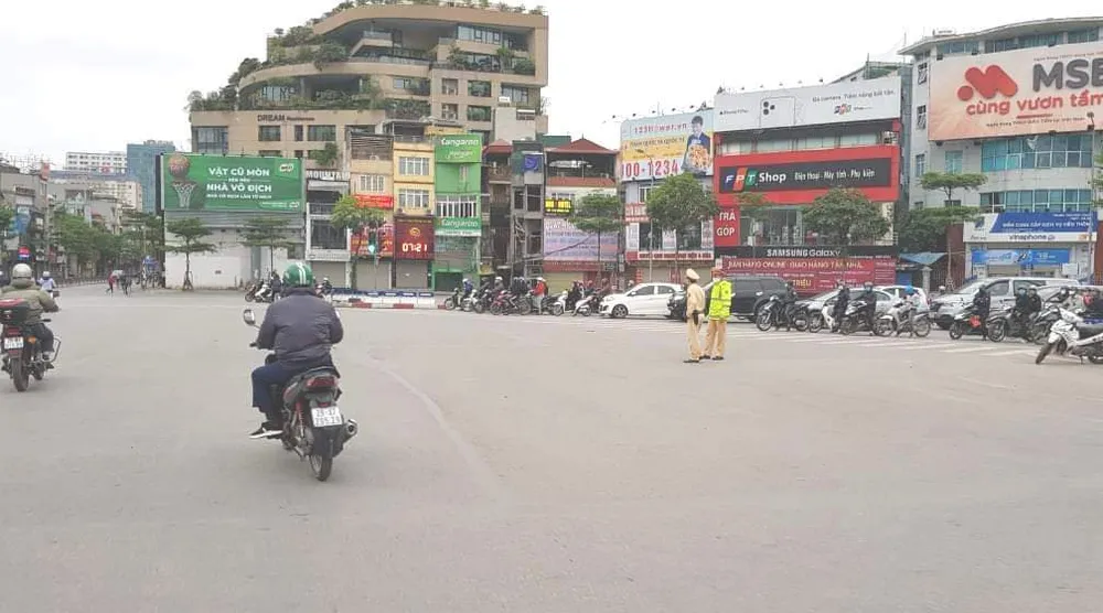 Ngày đầu thực hiện cách ly toàn xã hội - đường phố Hà Nội không vắng bóng người ảnh 8