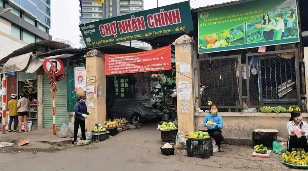 Ngày đầu thực hiện cách ly toàn xã hội - đường phố Hà Nội không vắng bóng người ảnh 9