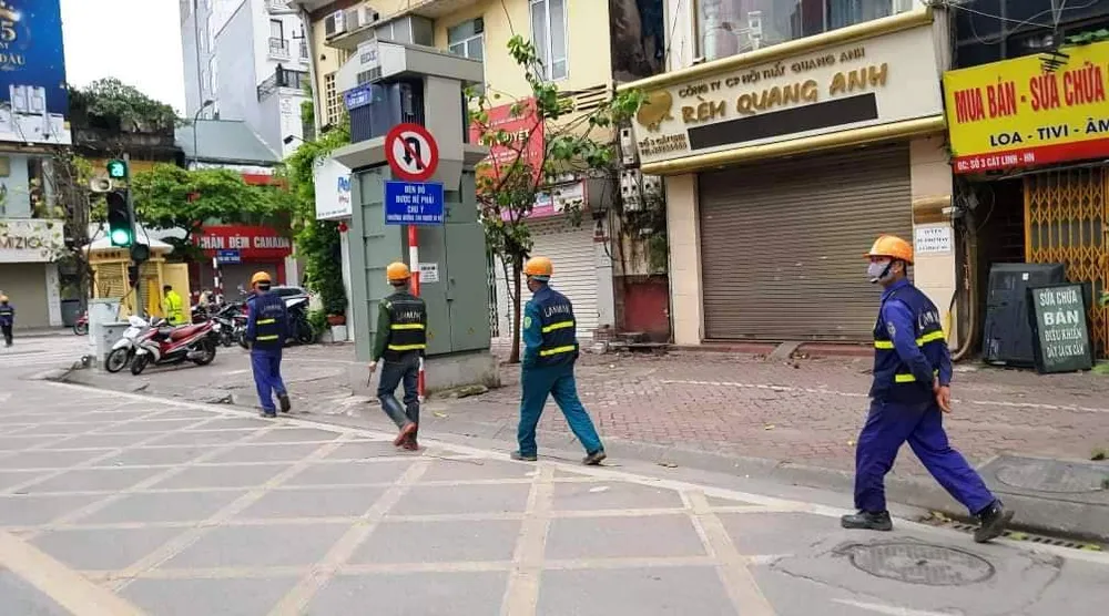 Ngày đầu thực hiện cách ly toàn xã hội - đường phố Hà Nội không vắng bóng người ảnh 11