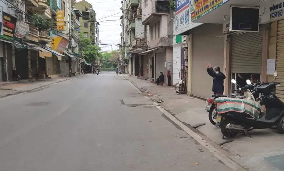 Ngày đầu thực hiện cách ly toàn xã hội - đường phố Hà Nội không vắng bóng người ảnh 7