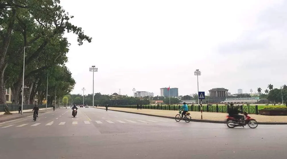 Ngày đầu thực hiện cách ly toàn xã hội - đường phố Hà Nội không vắng bóng người ảnh 2