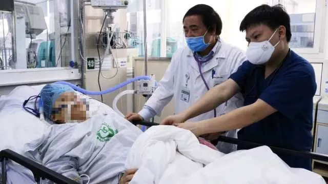 Bệnh viện Bạch Mai hết cách ly, người bệnh nặng thêm nhiều cơ hội được cứu sống ảnh 3 Bệnh viện Bạch Mai hết cách ly, người bệnh nặng thêm nhiều cơ hội được cứu sống ảnh 3