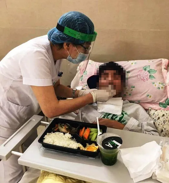 Bệnh viện Bạch Mai hết cách ly, người bệnh nặng thêm nhiều cơ hội được cứu sống ảnh 4 Bệnh viện Bạch Mai hết cách ly, người bệnh nặng thêm nhiều cơ hội được cứu sống ảnh 4