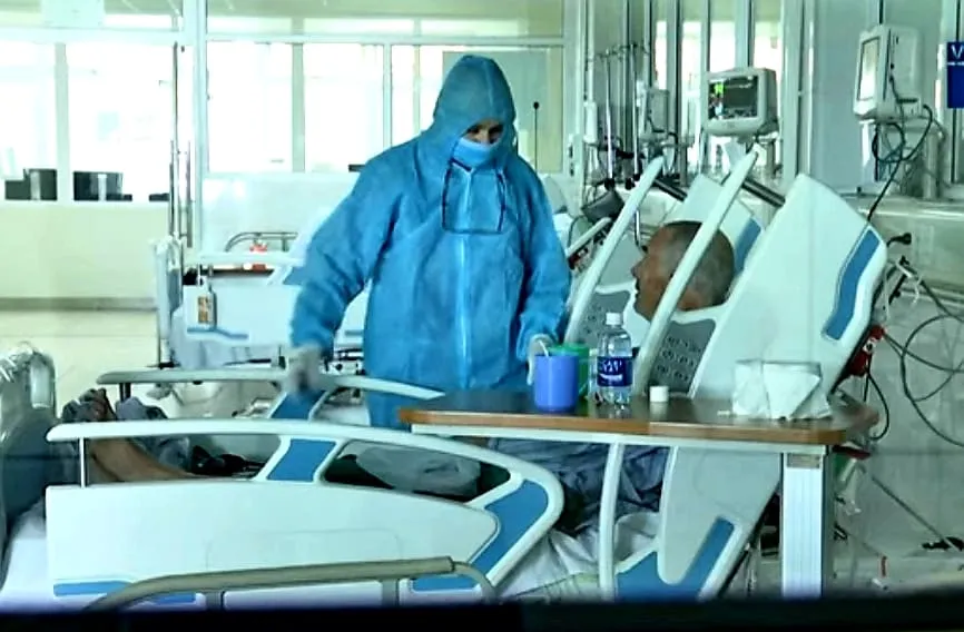 Bệnh nhân Covid-19 người Anh (74 tuổi) xuất viện vào 22 giờ đêm 13-4 ảnh 1