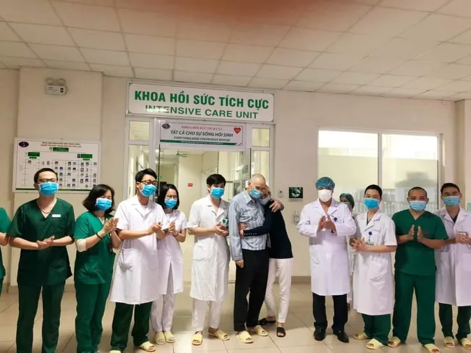Các bác sĩ Bệnh viện Bệnh Nhiệt đới Trung ương chúc mừng vợ chồng bệnh nhân người Anh